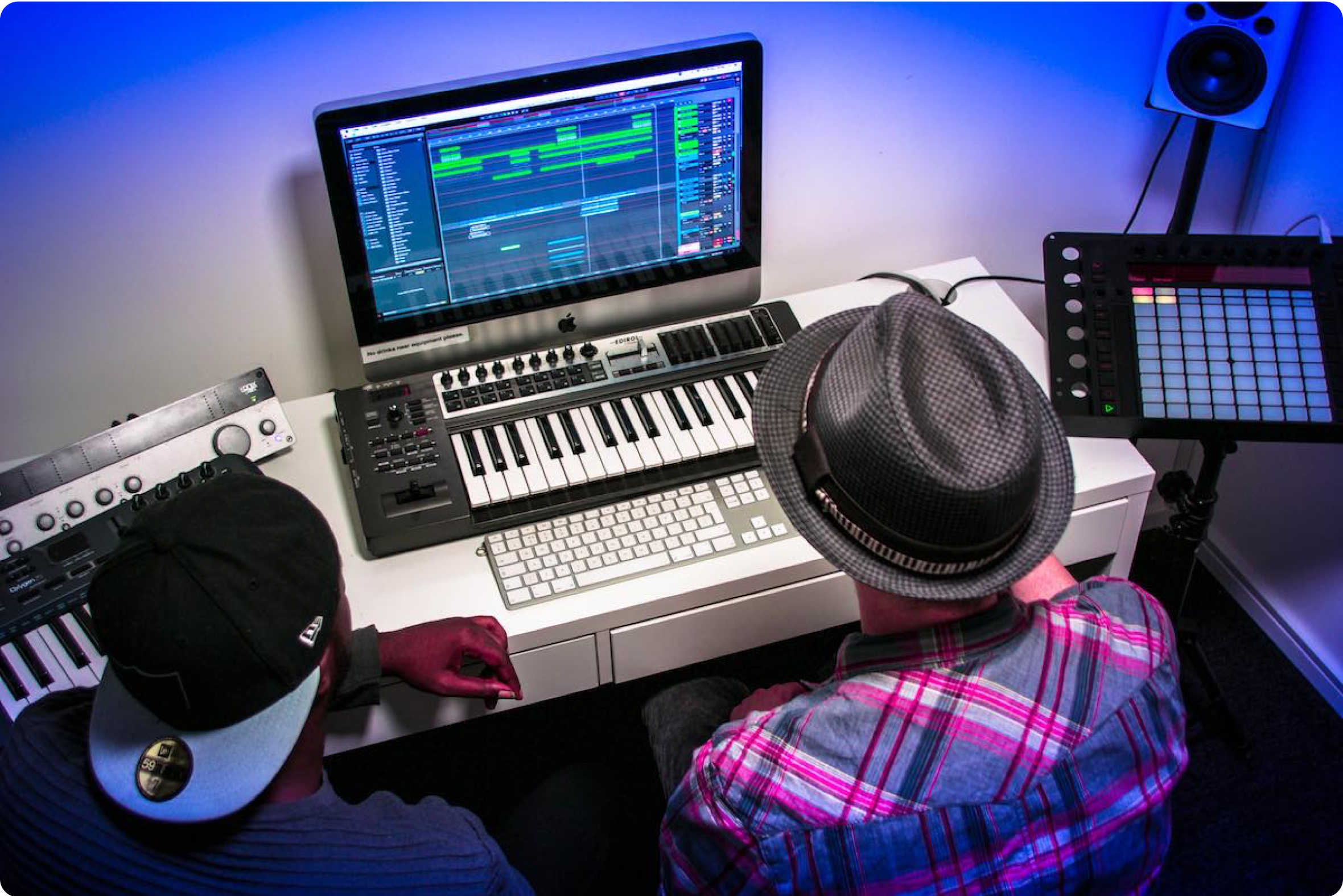 Инструмент создающий музыку. Студия звукозаписи FL Studio. Битмейкер. Битмейкер на студии. Битмейкер бит.
